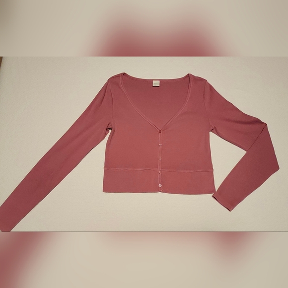 ARITZIA HomeStretch Rib V-Neck Waist Button-Up Top. Size Large. - Picture 8 of 16